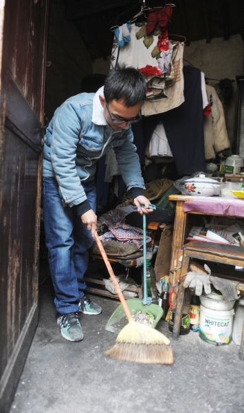 志愿者帮忙打扫卫生。