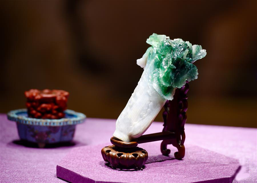 　　台北故宫南院展出的“翠玉白菜” 位于台湾嘉义的台北故宫博物院南部院区开馆试营运。该院区耗资100多亿元新台币，历时10多年完工，包括博物馆区、景观园区和人工湖区。台北故宫南院首展由5个常设展、3个特展和2个国际借展组成。