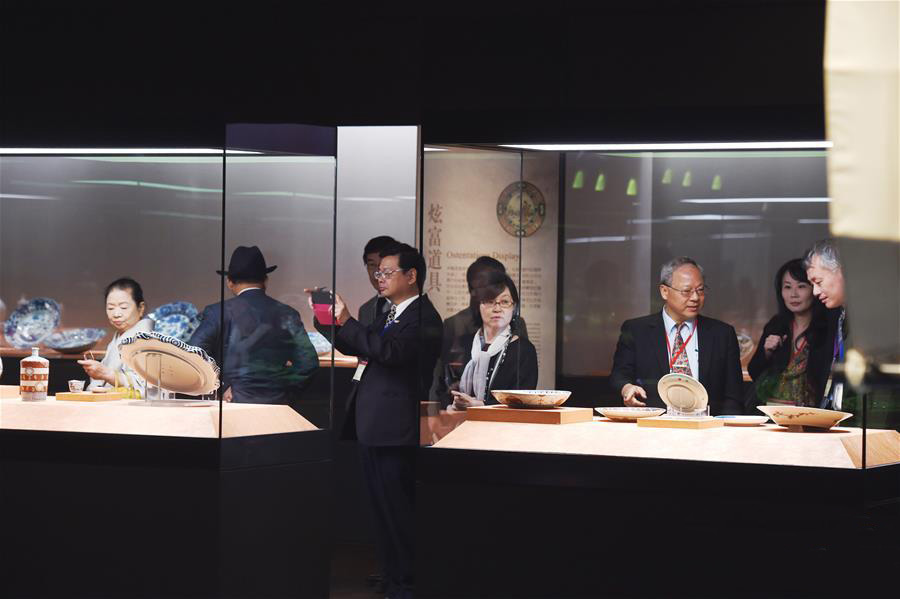 嘉宾在台北故宫南院首展上参观瓷器。