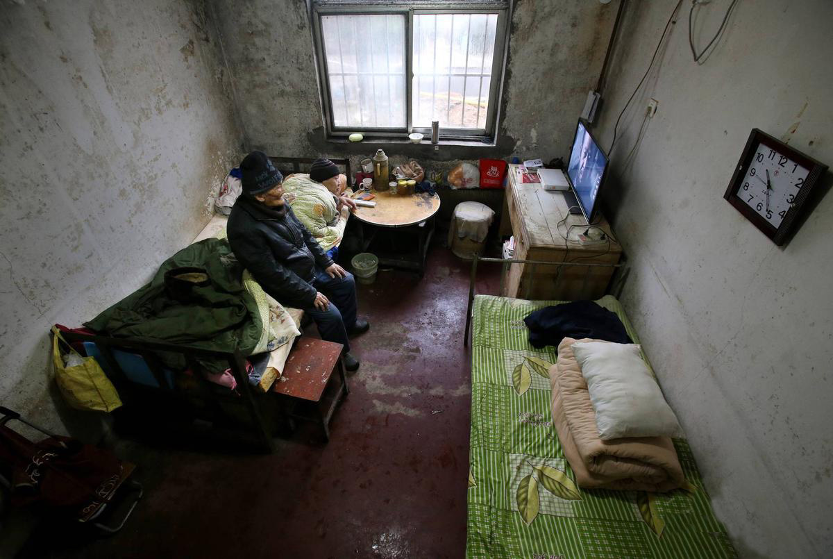　　徐德松和老伴在54平方老旧的二室一厅房子里，承担起了悉心照顾儿子的重任。徐保银卧床不起后生活不能自理，每天大部分时间都是趴在床上，吃喝拉撒每天都是徐德松和老伴两个人打理。由于徐保银身体的原因，他一直都没能成家。1995年，徐德松的老伴患了脑血栓，治疗仅月余时间就去世了。照顾儿子的担子又落在了徐德松一个人的肩上。图为在他们房子里唯一的家电就是徐德松三儿子给他们买的一台电视机。徐德松老人不打牌、不下棋，每天除了照顾儿子外，闲下来的时间就是陪着儿子看电视机打发时间。