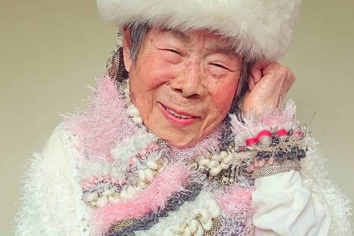 奶奶Emiko有一个擅长手工编织和摄影的孙女Chinami。孙女设计制作的织物理想的“模特”就是奶奶。