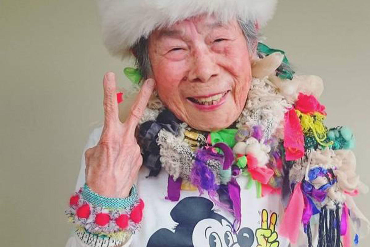 这样的手势不是年轻人的专属哦。没有童心的年轻人甚至追赶不上老年人快乐的脚步。