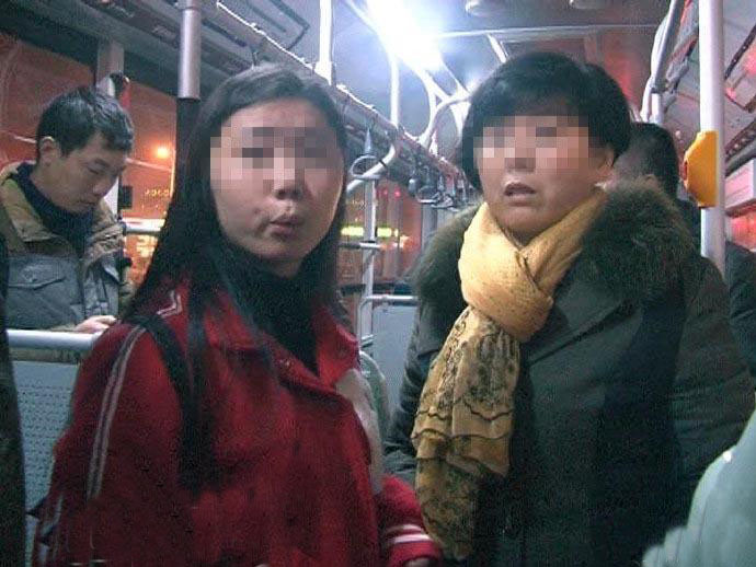 被骚扰的女孩惊恐的表示，准备提前下车，不敢报警怕被报复！