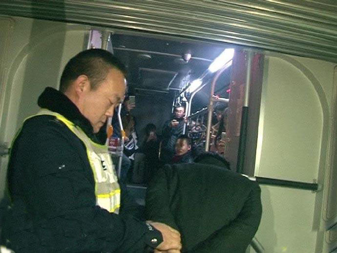 随后该男子被警方控制。
