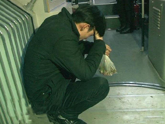 大爷称这名男子在公交上先后骚扰了两名女性，他实在看不下去，于是“拔刀相助”。