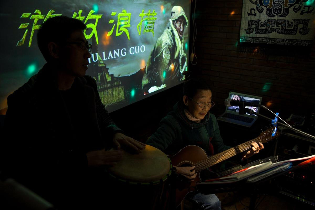 蔡远秀最喜欢的歌曲，对周华健、姜育恒、费翔等歌星如数家珍，还能唱他们的歌。“我物质生活条件赶不上别人，但精神生活过得比较充实。”蔡远秀老人说。
