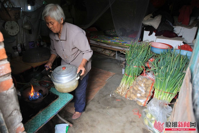 深夜卖菜奶奶感动临沂全城:人不死,债不烂