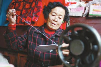 “布鞋奶奶”32年缝制上万双布鞋送给战士们