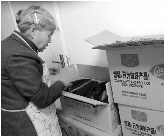 81岁神奇奶奶 能做棉鞋送灾区 也能抓小偷