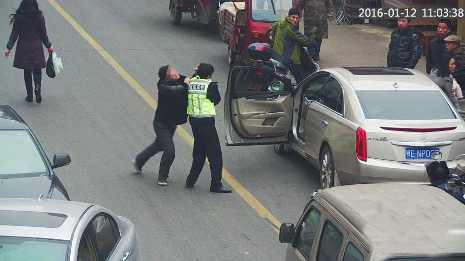司机殴打交警。