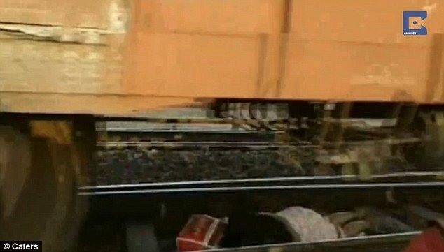 当时曼吉正要通过铁轨走向站台另一侧，突然意外摔倒在铁轨上。在其尝试站起来时，货运列车逼近，她被迫静静趴在铁轨上。