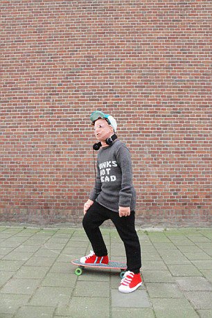 据悉，这位名为玛利亚(Marieke Voorsluijs)的母亲经常能用针线创作各种不同寻常的作品。