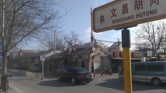 北京西城区文昌胡同位于长安街南，与长安街平行，长度不过三四百米，两者之间的直线距离不过50米，北京最贵学区房就诞于这毫不起眼的位于金融街南部边缘的胡同里，曾经34万一平米的天价纪录，早已泯然于过去，取而代之的是40万一平米。