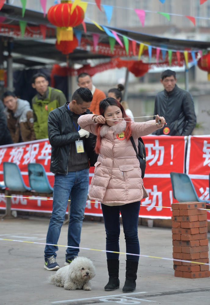 比赛现场，还出现不少女子弹弓爱好者。