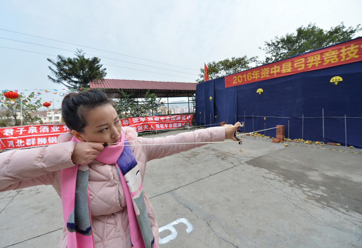 女性弹弓迷透露，学这个目的就是强身健体，不仅自己练，女儿也会教她练。但玩弹弓不能伤害动物，是绿色竞技。