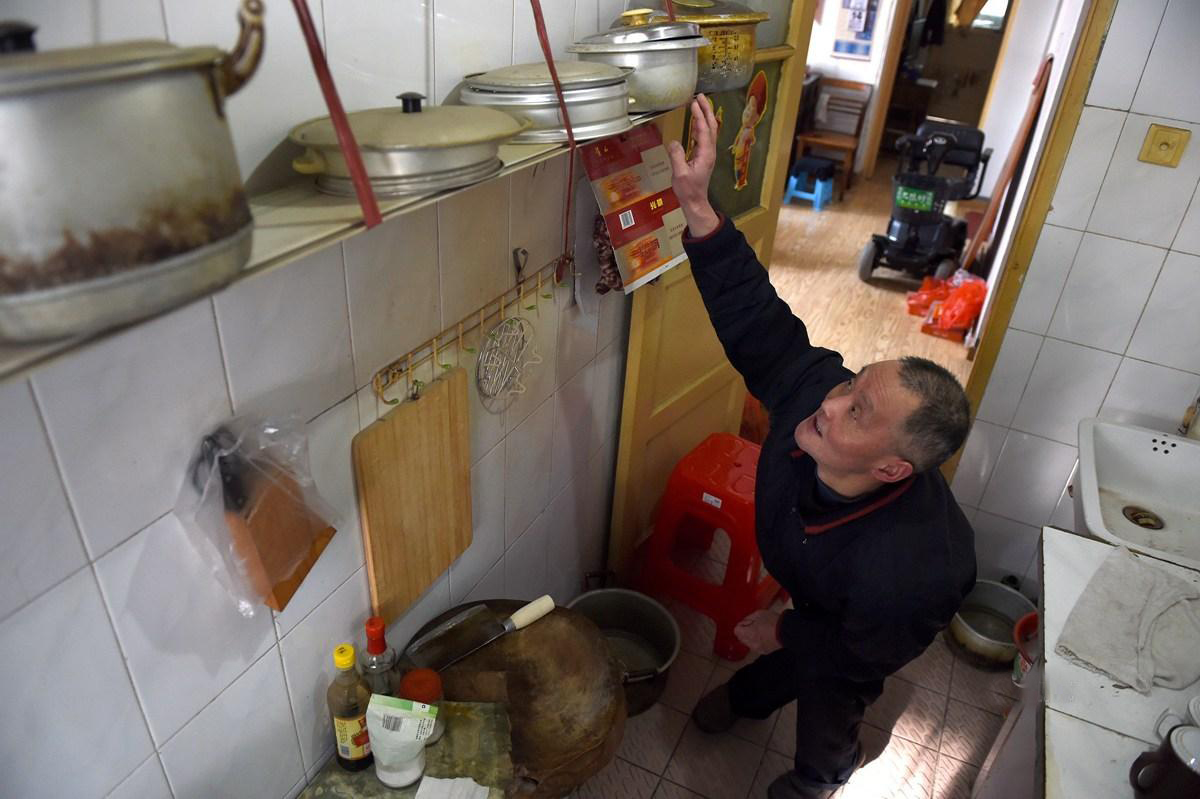 摆放有序的老式家具、光亮干净的地板、整洁的床单被褥……在余忠杰的家里，很难想象这里住的是两个行动不便的贫困老人，而这背后凝结着余忠杰数倍于常人的辛苦。 1月14日，余忠杰在厨房收拾。