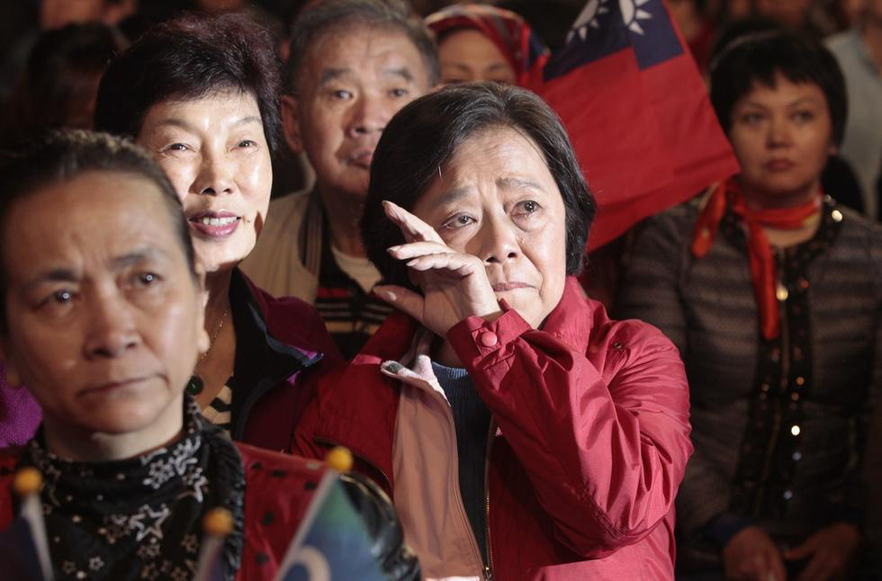 选举结果出炉后，国民党支持者落泪。朱立伦在败选演讲中说：“我们没有迟疑悲观的权利。从现在开始，我们就要思索怎么做，往哪里去。”“尊重选民的抉择，相信民主的机制。选后台湾仍有一个认真负责的在野党。”“国民党虽然输了选举，但是不会输掉对台湾的爱，对‘中华民国’的爱。”