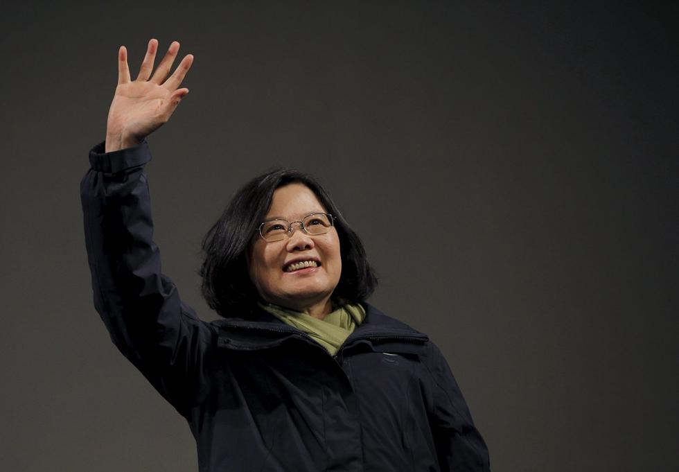 蔡英文向支持者挥手。记者会上，蔡英文强调，两岸都有责任尽最大努力，寻求一个对等尊严、彼此都能够接受的互动之道，确保没有挑衅，也没有意外。今天选举的结果，是台湾民意的展现，知道自己有一个很重大的责任，就是去团结整个台湾。