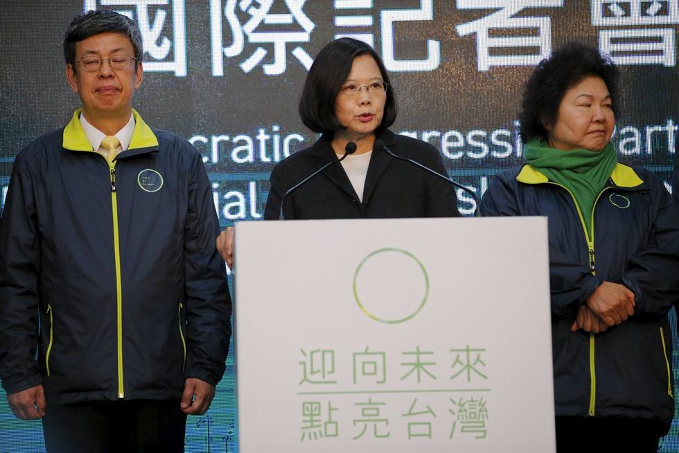 另一方面，民进党主席蔡英文16日确定当选为台湾地区新一任领导人后，偕同副领导人候选人陈建仁、竞选总部主委陈菊召开记者会。在记者会上，对各界最为关注的两岸问题，蔡英文重申，将会建立具有一致性、可预测性、可持续的两岸关系，也不会挑衅。