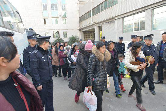 18日上午，在凉山州公安局，法医对嫌疑人和婴儿进行了抽血采样，用于进行DNA鉴定身份。在现场，有嫌疑人声称，其中年龄较大的孩子是自己家的，不过民警表示，这也需要进行DNA鉴定。