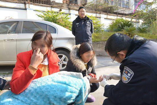 被抓获的人贩子们。