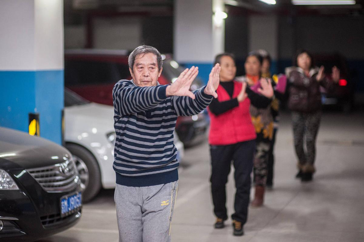 图为朝阳区一小区，大妈们在地下车库内跳广场舞。