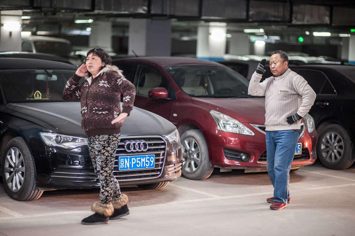 图为朝阳区一小区，大妈们在地下车库内跳广场舞。