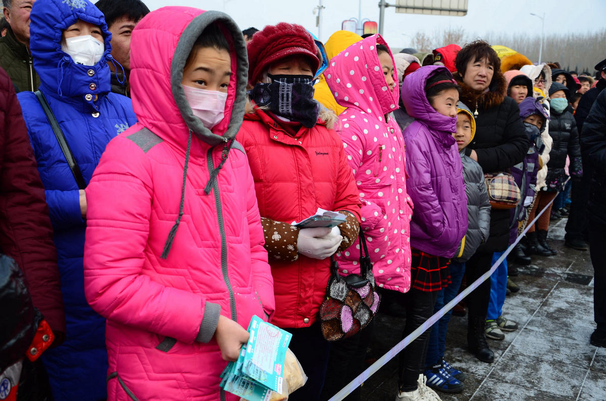 当日天空飘起了小雪并伴有大幅度降温，从早上9点开始就有众多市民来到商场门前，在-8℃的低温天气里等候。