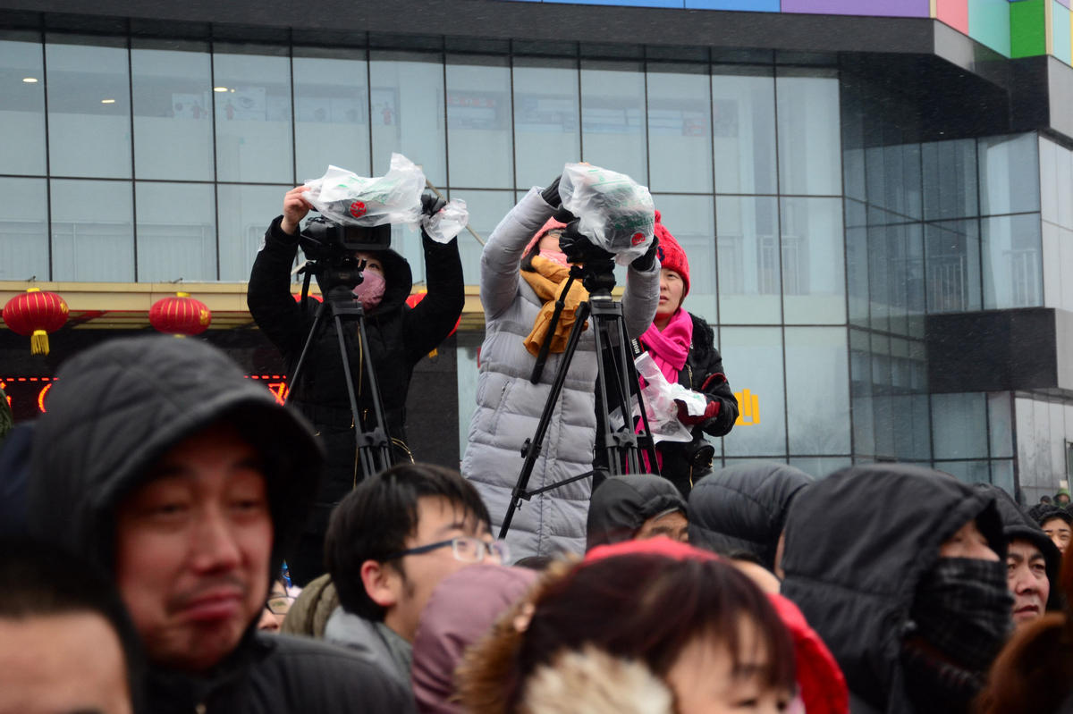 -8℃的低温天气，现场群众都是全副武装。