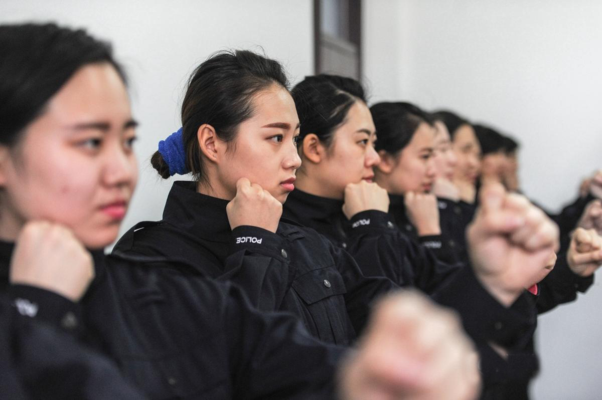 1月19日，女警员在驻地训练。