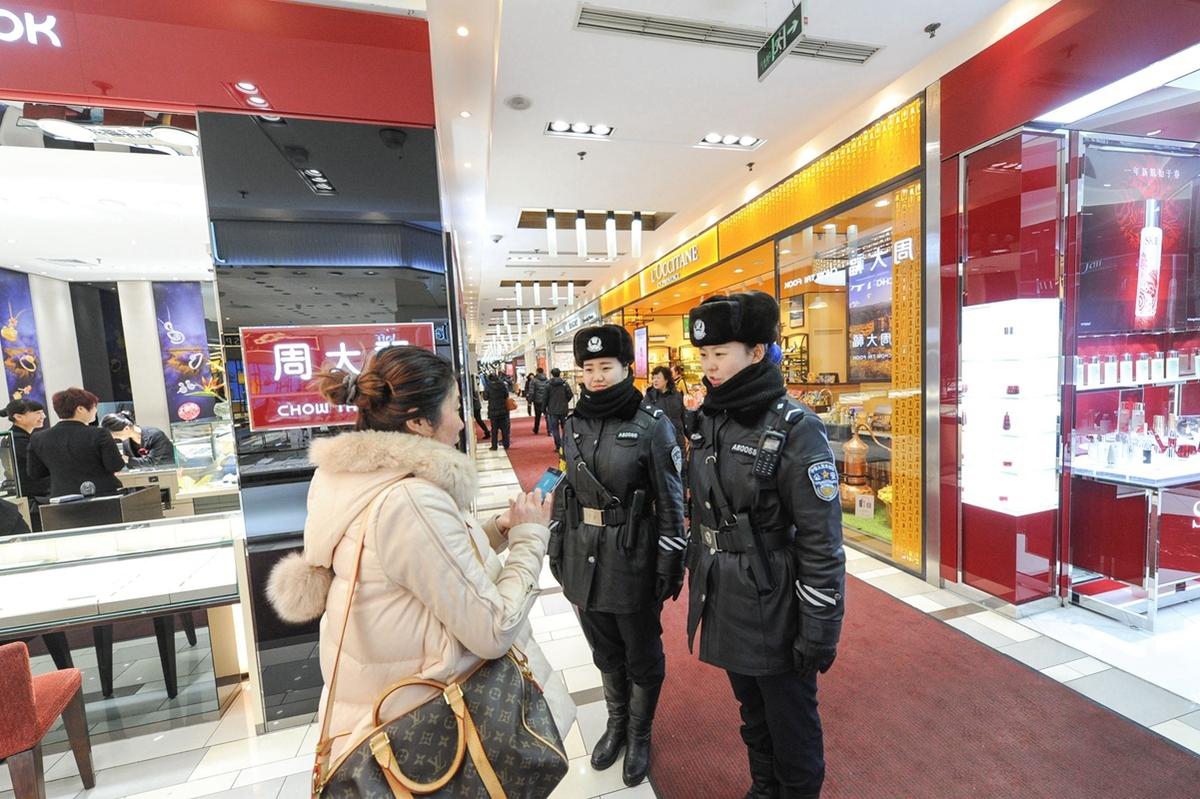 1月19日，女警员在南岗区果戈里大街的一家商场里为游客指路。