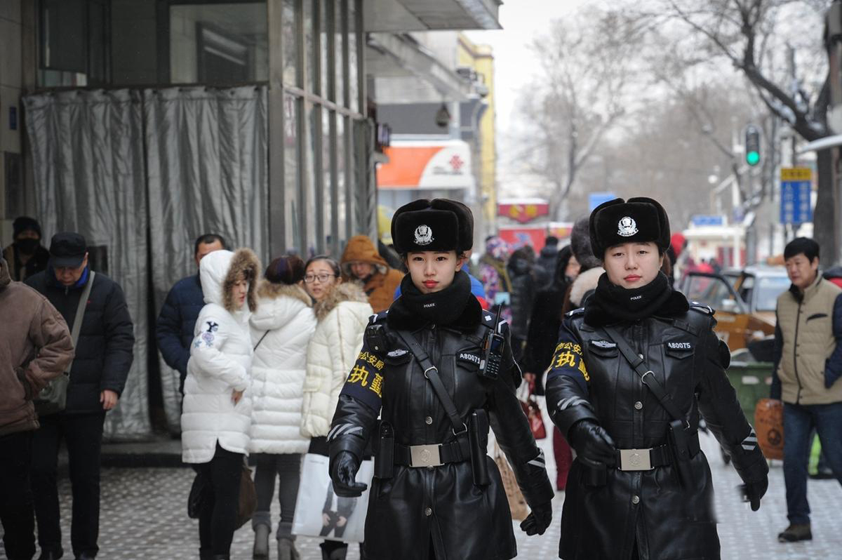 1月19日，女警员们正在南岗区果戈里大街上巡逻。