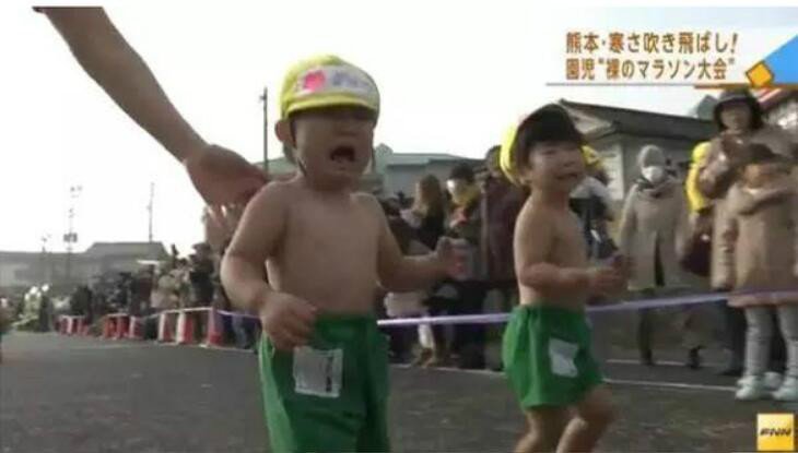 近年来，日本孩子在寒冬里“裸跑”的新闻多次见诸媒体。2014年1月，日本NHK电视台就曾报道过北九州市的幼儿园小孩“裸跑”的消息，而新华社也同样刊发过日本幼儿园小朋友在寒冬中赤膊锻炼的图片。日前在熊本市组织“裸跑”活动的幼儿园人员就表示，这项活动已经成为了该幼儿园的“传统项目”，每年这个时节都会举行。