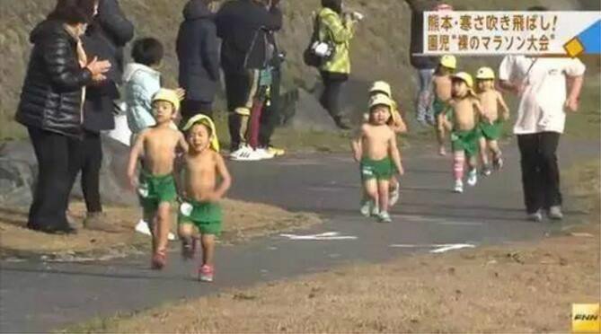 在日本，许多幼儿园都会推行“裸保育”，在冬天对孩子们进行耐寒训练，“冬季耐力跑大赛”只是其中的一个内容。