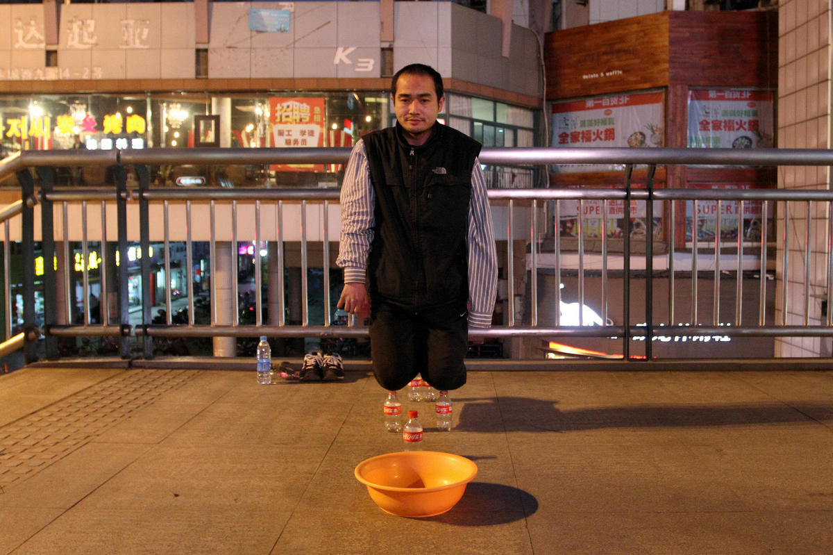 据了解，小伙子姓黄，来自江苏宿迁，29岁的他为了讨生活在外漂泊多年。