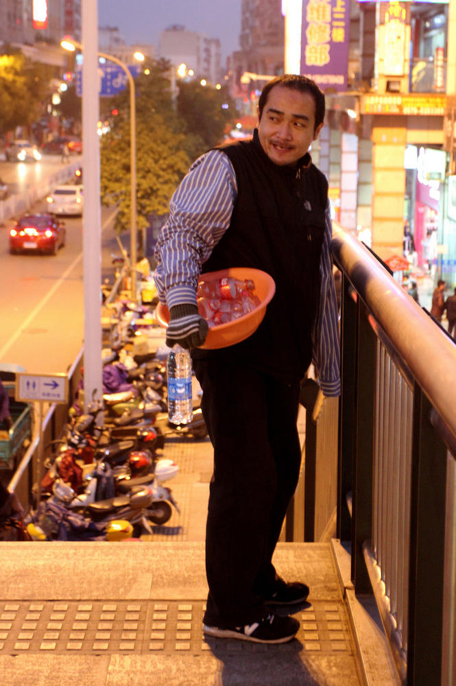 夜幕降临，小黄拿着道具来到寒风中的人行天桥上，冻得瑟瑟发抖。小黄说，先是家人的不理解。他每每回家，家里有亲戚来，家人总是让他回避。这让他自尊心没法接受。更让他气馁的是，他感情也不顺。小黄的绝活，其实让他收获过一段感情。对方是一位来自安徽的姑娘，在公园里和小黄偶遇，对他产生了好感。姑娘在餐厅里打工，那时候，小黄赚的钱，每天都如数交给女方保管。两个人原本想存点钱，到女方家里去提亲。半年后，小黄到了女友老家，无奈家长听说他是在街头讨生活的，说什么都不愿意让女儿跟他过日子。