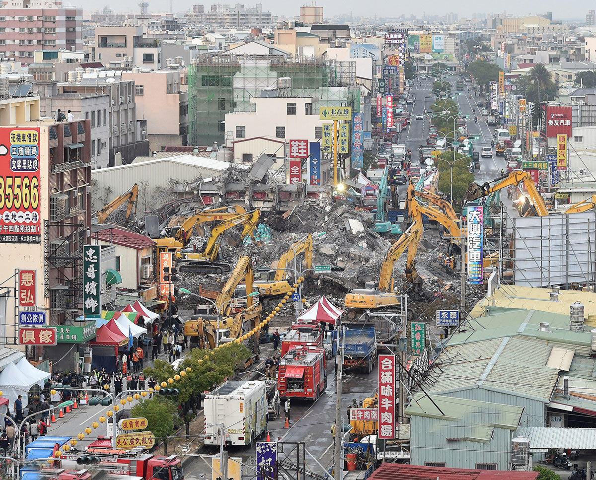 　　“营建署”指出，台南市共通报389件危险建物，已完成评估353件，张贴61件红色危险标志、52件黄色危险标志；高雄市共通报14件危险建物，已全数评估完成，张贴2件红色危险标志、1件黄色危险标志。图为2月12日，维冠金龙大楼倒塌抢救进入最后阶段，救难人员依旧努力搜救，从高空鸟瞰整间倒塌大楼已经逐渐移除大部分土石，永大路也逐渐恢复原貌。