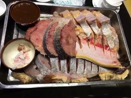江苏常州陈先生称，大年初二在导游带领下在哈尔滨一家餐厅消费了一万多元，其中鳇鱼售价398元一斤，结账时因“斤两问题”与店家发生冲突致伤。记者了解到，该鳇鱼在当地普通餐馆售价为每斤100元左右。