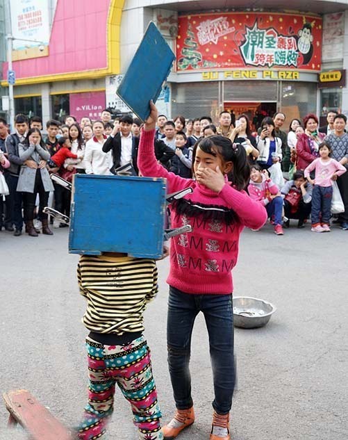 许多行人观看过后，纷纷给他们捐钱。表演节目有独轮车绝技表演，骑车弯腰拾碗、变无法魔术、柔功表演等。