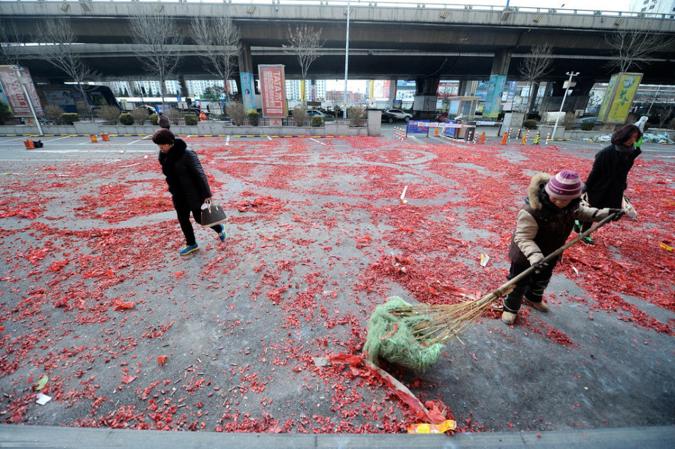 2月14日，山东济南，春节假期后上班第一天，很多商家习惯性的放起了“开门炮”，寓意新年红红火火。在当地一商场门前，数百挂鞭炮和高空礼花同时点燃，顿时硝烟四起，鞭炮炸响声震耳欲聋，遍地都是红色鞭炮纸屑，在污染环境的同时也加重了环卫工人的负担。