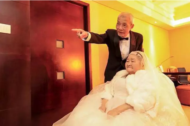 老人说，他们一辈子没有穿过婚纱，一辈子没有做过一件浪漫的事，没有说过一句我爱你。