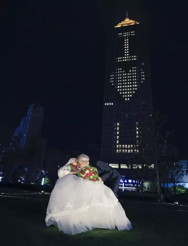 结婚60周年为钻石婚，她今天第一次穿上了婚纱。哪怕我已经拄着拐杖，哪怕你已经坐在轮椅上，穿起这套跨越了半个多世纪的婚纱，你依然是我最美的新娘！