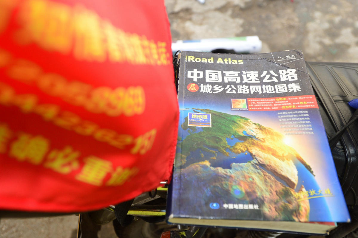 杨文生随车携带一本中国交通图，他说为了找孩子他走遍大半个中国。