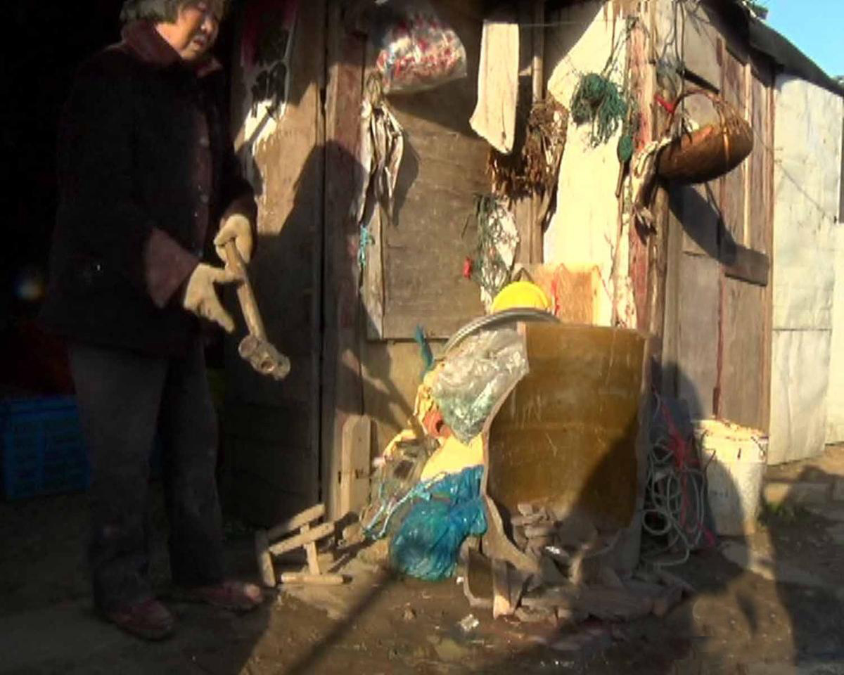 2016年2月16日下午四时，南京六合区，跟随父母来这里租地耕种的一名四岁女童，在家中玩耍时，这时女童的爷爷开三轮车拉肥料回来，由于有坡度，三轮车拉货太多，爬不上坡，奶奶便去帮忙推车，小女童想喝水，便独自搬来小板凳，放在暂住棚屋门口一口一米高的水缸前，准备弯腰舀水喝，不料脚下小板凳不知何故突然侧翻，爬在水缸上面的女童身子一下子失控，一头倒栽进水缸里。