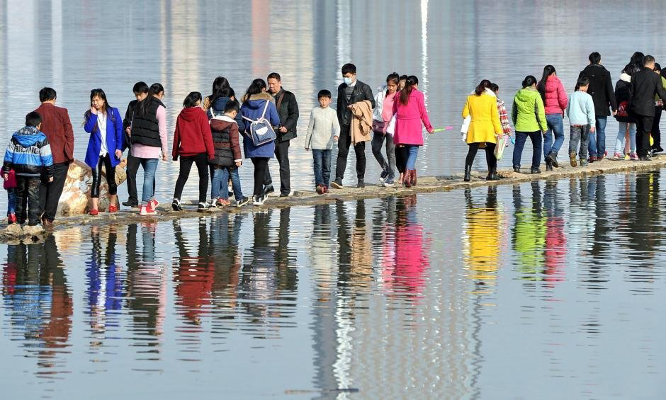 市民在石堤上行走。