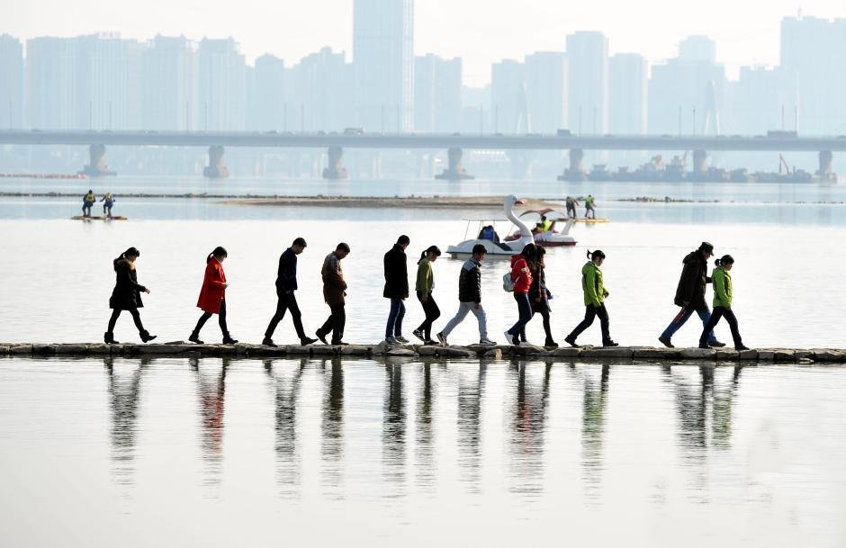 市民在石堤上行走。