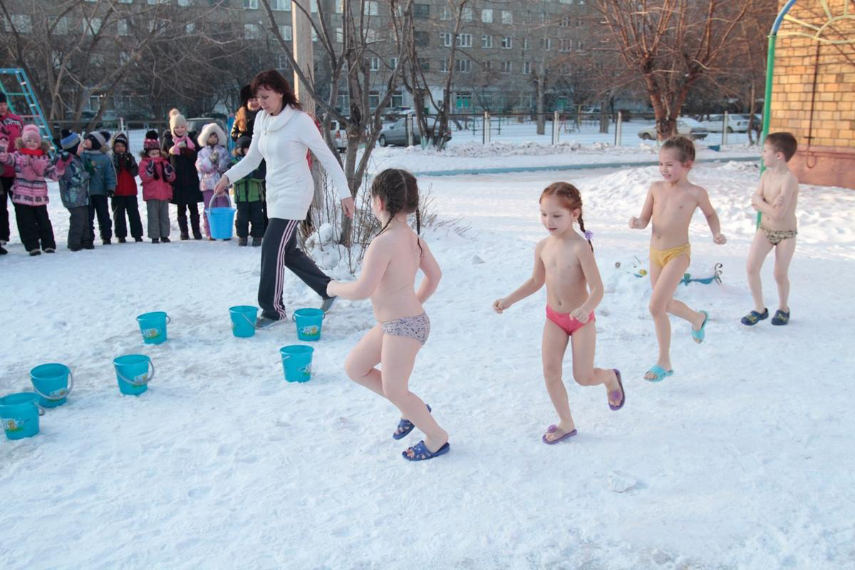 图为幼儿园的孩子赤身在雪地里。
