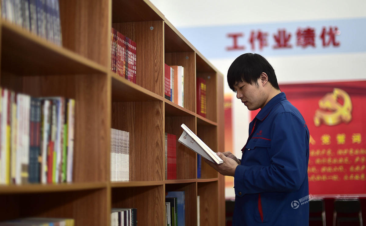 　　对于儿子当选共青团天津市委常委这一消息，马传杰和妻子崔庆兰显得很惊讶。“他是一个不爱‘炫’、不爱‘夸张’的人，啥事儿都是板上钉钉了才肯说。”马庆坤很少跟家里人提起自己工作上的事，对工作上取得的成绩家里人也都是“后知后觉”。马庆坤的母亲崔庆兰甚至抱怨，关于儿子的很多信息都是邻人们看到新闻报道后告诉他们的，到现在关于马庆坤当选2015年全国“劳模”的事，很多亲戚仍不知晓。“看到他这么上进，心里还是很欣慰的。不图别的，就希望他能踏踏实实干好自己该干的事儿。”马传杰说。图为马庆坤在公司职工之家阅读书籍。