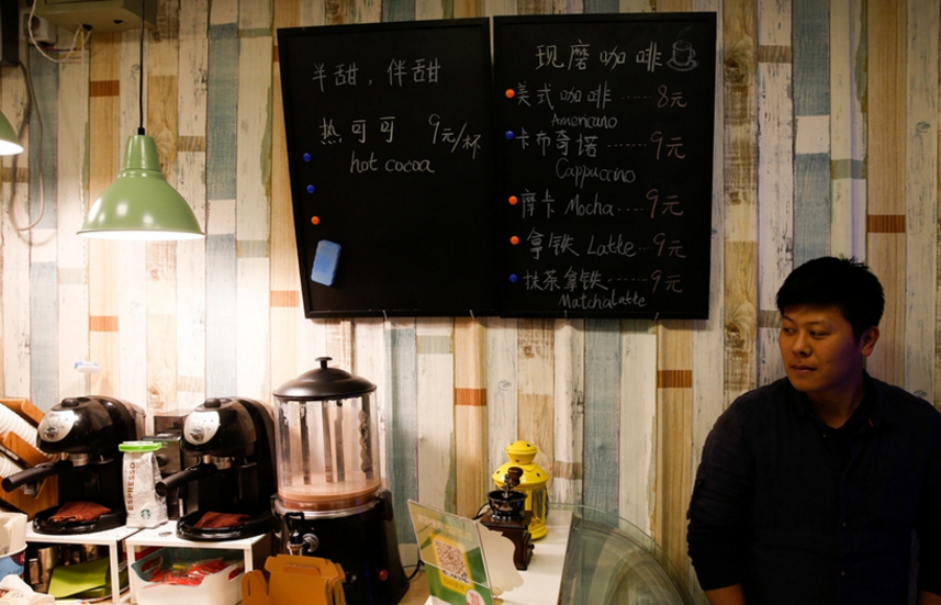 　　大学毕业后来到北京打拼，我们只是工薪族。早上6点出门，晚上10点关张，没有周六日，连个逛街的时间都没有。上次逛街还是错峰出行的，过了圣诞节的高峰，我们赶在西单大悦城关门前逛了2个小时，潘潘买给我一件毛衣。 　　2016年1月15日，文静的男友潘潘在等她下班，结束一天忙碌的工作后，潘超每天都要来店里“值夜班”，生意火爆的时候，常常午夜才能回家。