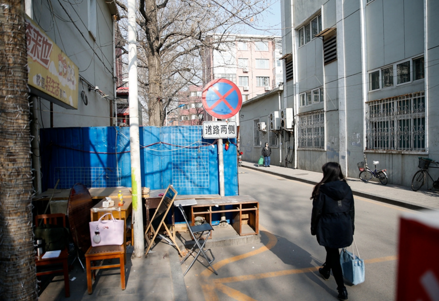 　　现在的流水还不错，店里除了我们两位之外，老乡们偶尔来店里帮忙，每月可以净赚1万左右，不愿意做房奴，暂时没有在北京买房的计划。回到家乡，回到生我养我的地方，我们可以盖好几层，北京几百万上千万买到的别墅，我们在家乡也可以盖到两层！人没有了梦想就如行尸走肉；一个企业乃至国家都是这样。而且没有梦想的个人，企业，地方和国家最终会被淘汰。有了梦想，这个社会才有进步，我们的生活才有变好的可能。没有梦想，我们就没有飞机，没有iphone，没有特斯拉电动车，更没有汪峰向章子怡求婚的无人机。 　　2016年1月14日，北京语言大学校园社区服务站，校园已进入寒假模式，人流量渐少。